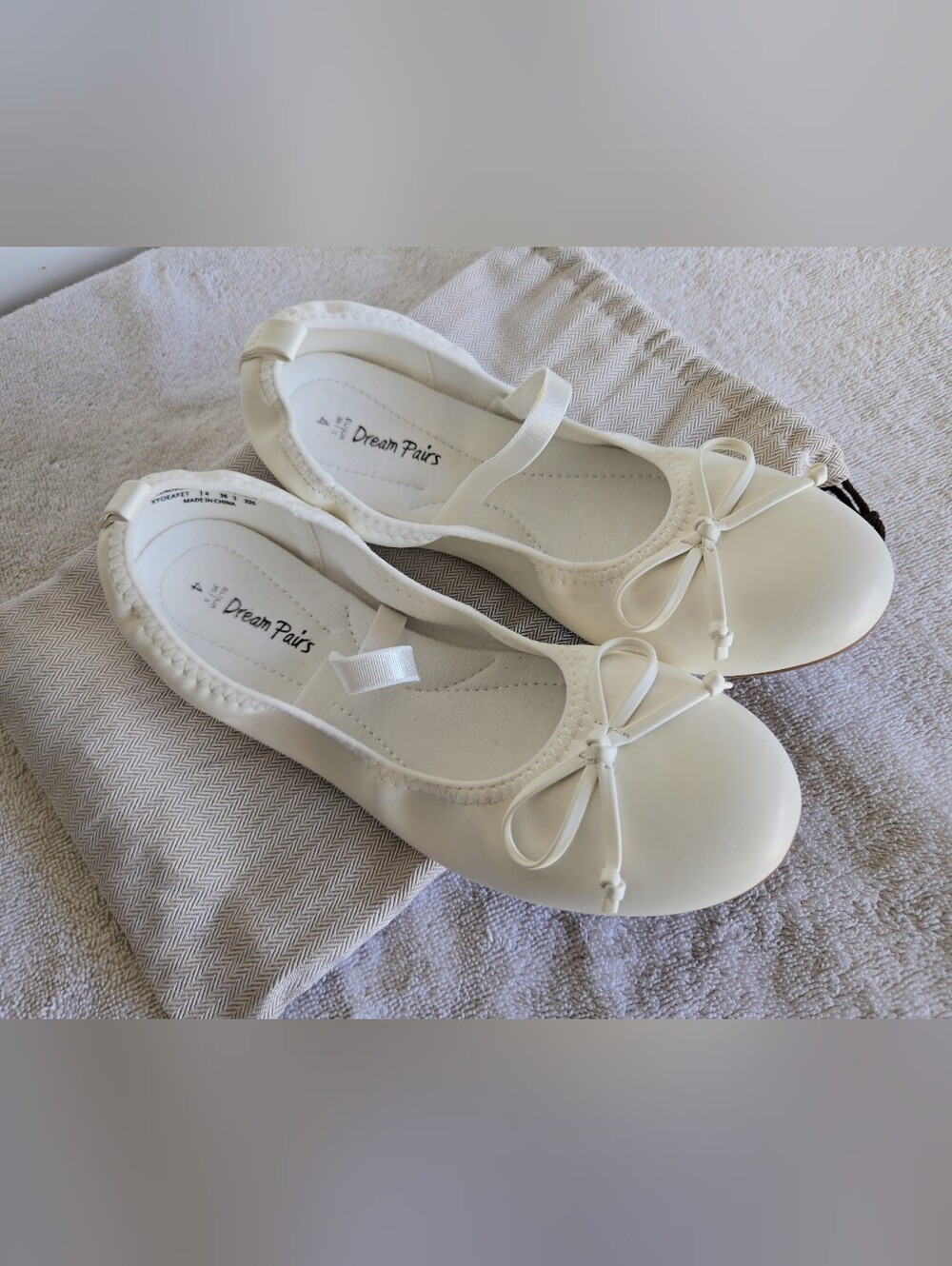 🤍Dream Pairs White Flats, Girls Size 4🤍